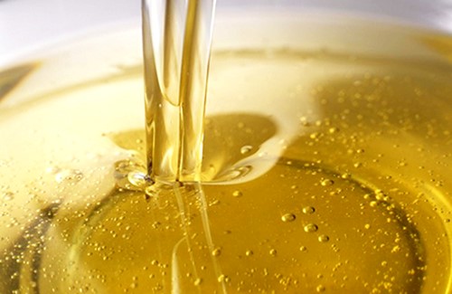 cooking oil smoke point chart - pouring refined oil